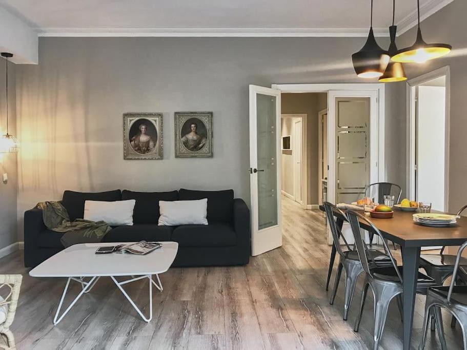Magnificent 4 Bedroom Apartment In Eixample Barcelona Kültér fotó